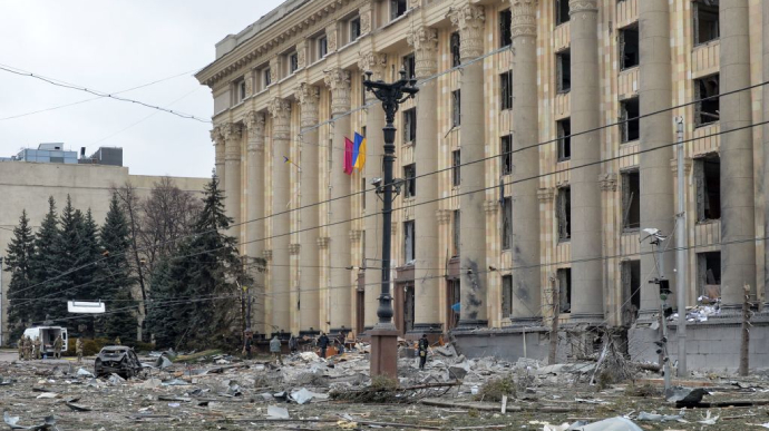 Из-под завалов админзданий в Харькове спасли 10 человек, - ГСЧС (видео)