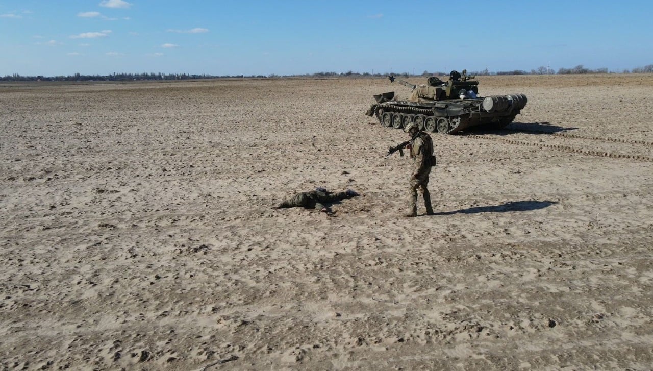 Московитський окупант здав Україні свій танк за винагороду