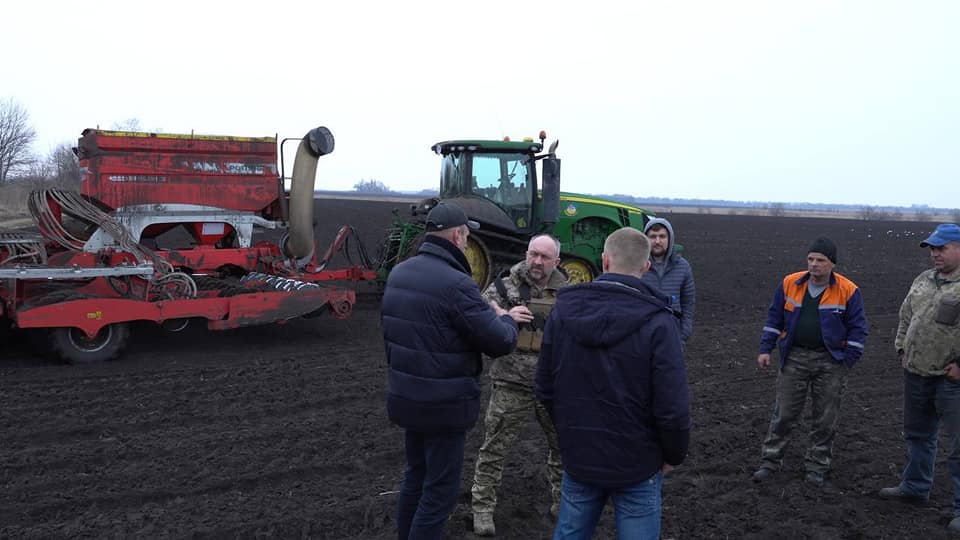 Другий фронт боротьби з ворогом відкрився на Київщині - у розпалі весняно-польові роботи