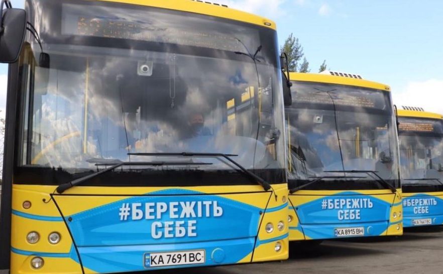 Станом на 11 квітня в Києві працює 24 автобусних, 8 тролейбусних та 7 трамвайних маршрутів