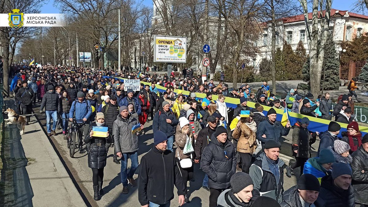 В оточеному окупантами Херсоні закінчуються запаси їжі, пального та ліки, - міськрада