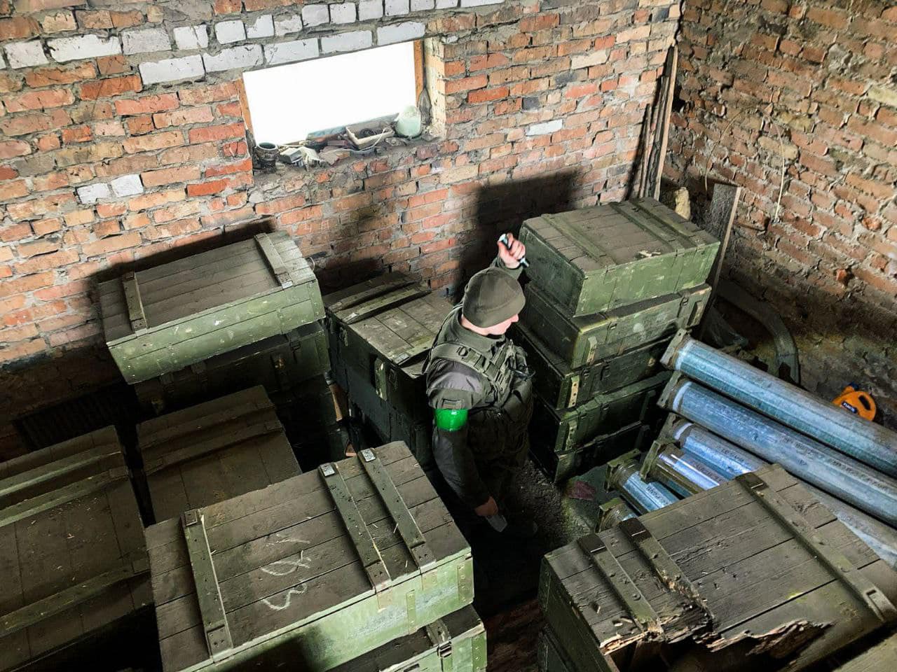 На Київщині гвардійці виявили схрон зі 100 ящиками боєприпасів