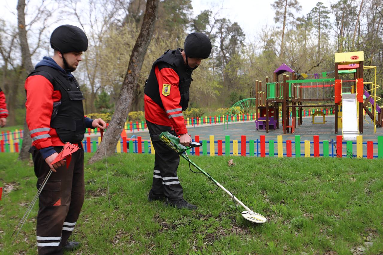 У Пущі-Водиці столичні рятувальники продовжують розмінування території