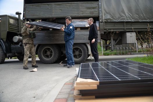 Медичні заклади на Київщині отримали сонячні панелі від Ілона Маска