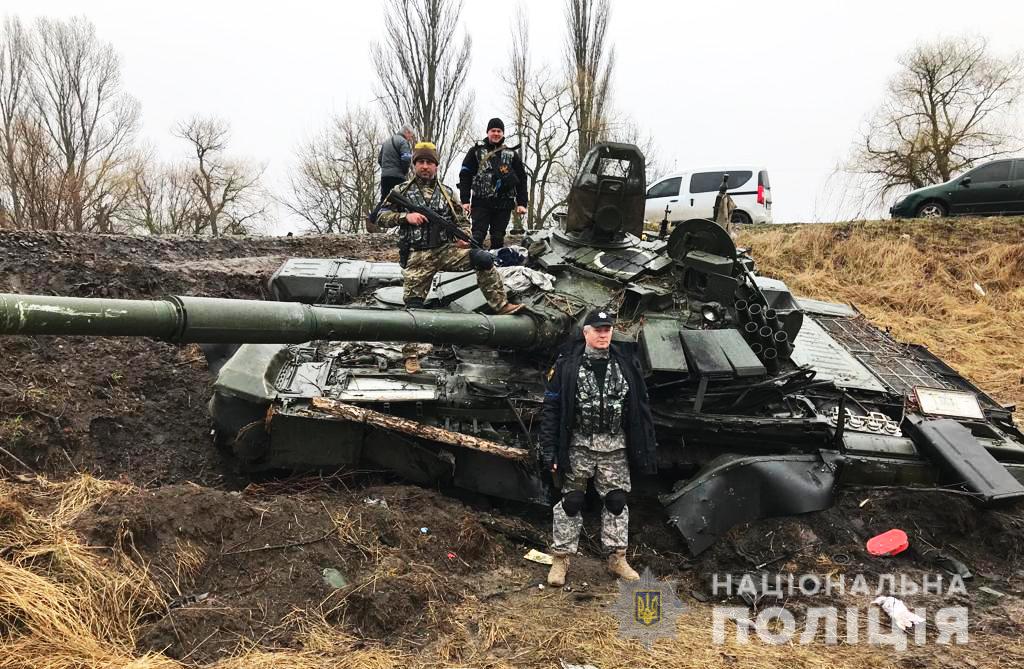 На Київщині правоохоронці “вполювали” покинуту ворожу техніку та російського кулеметника