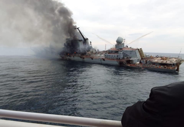 У мережі поширюють фото підбитого крейсера, схожого на “Москву”
