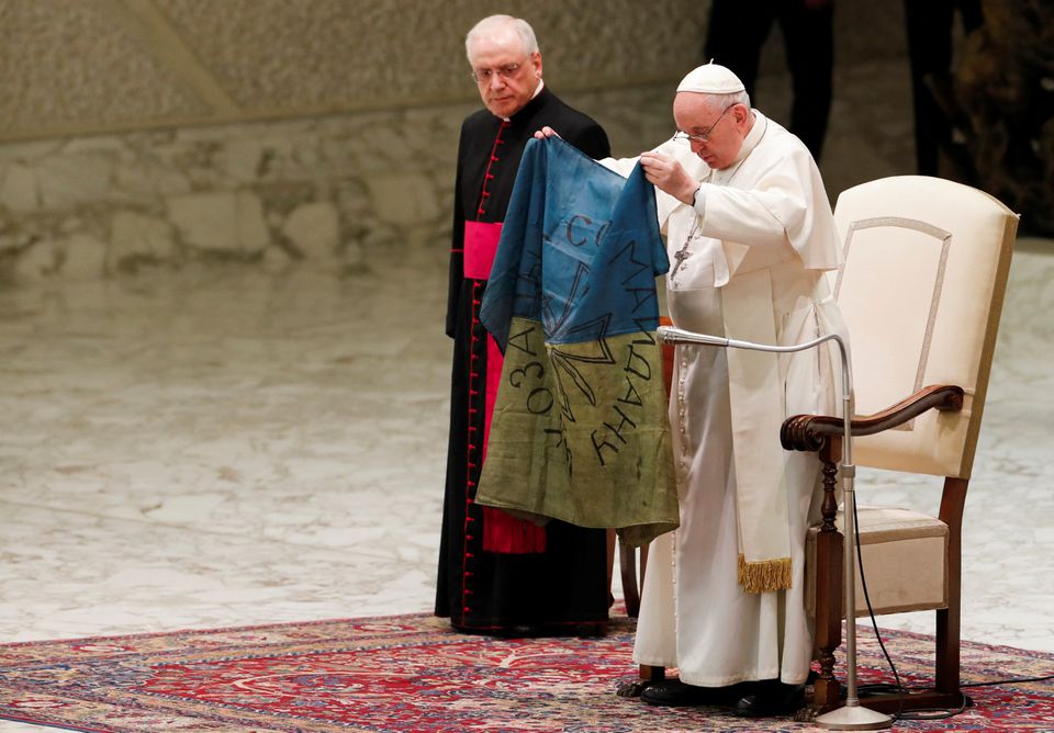 Папа Римський Франциск призвав до миру, тримаючи український прапор з Бучі