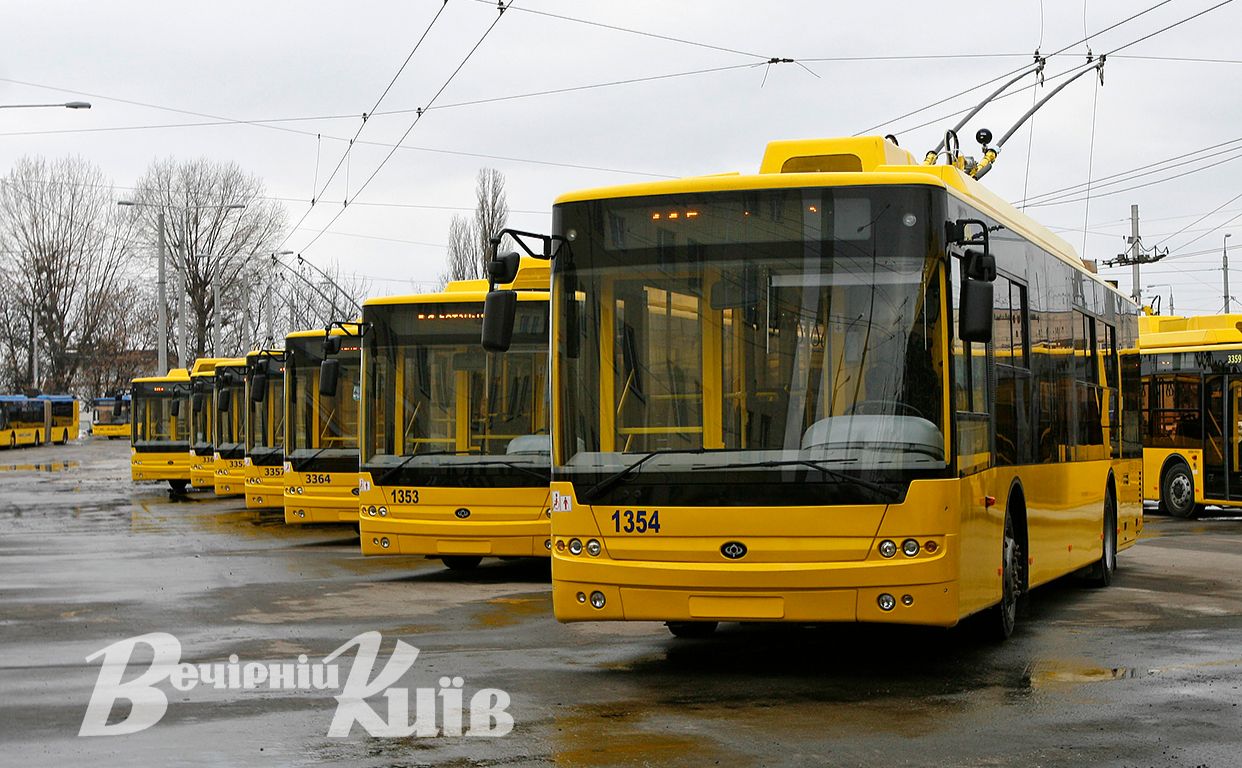 По три трамвайних та тролейбусних маршрути відновили роботу у Києві