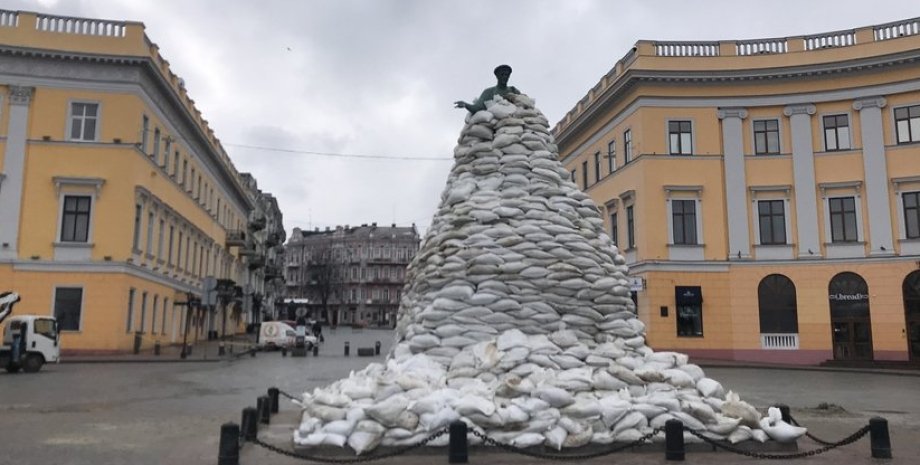 Московити обстріляли Одесу: над містом чорний дим