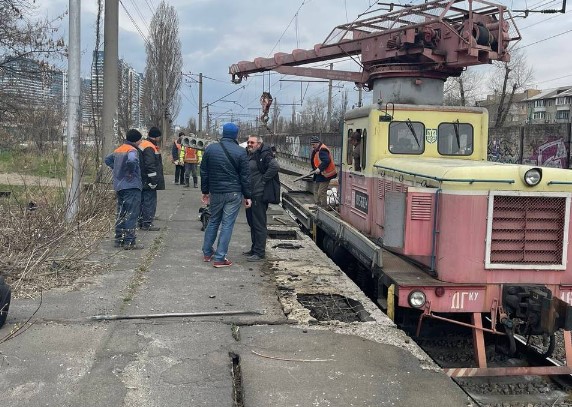“Укрзалізниця" почала ремонтні роботи на платформі станції “Русанівка” в Києві