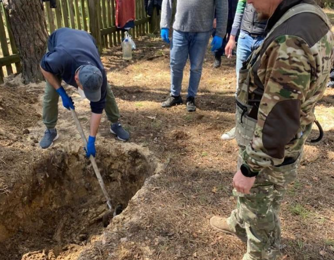 На Київщині виявили тіла чоловіків, яких рашисти убили та переїхали танком