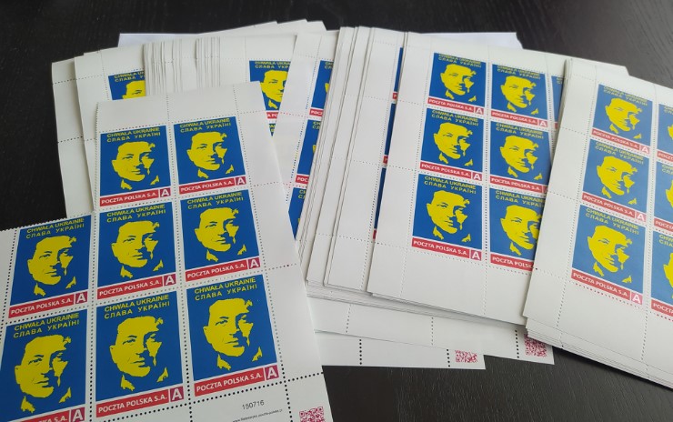 У Польщі випустили марки із Зеленським, першу листівку з новою маркою відправлено посолу рф
