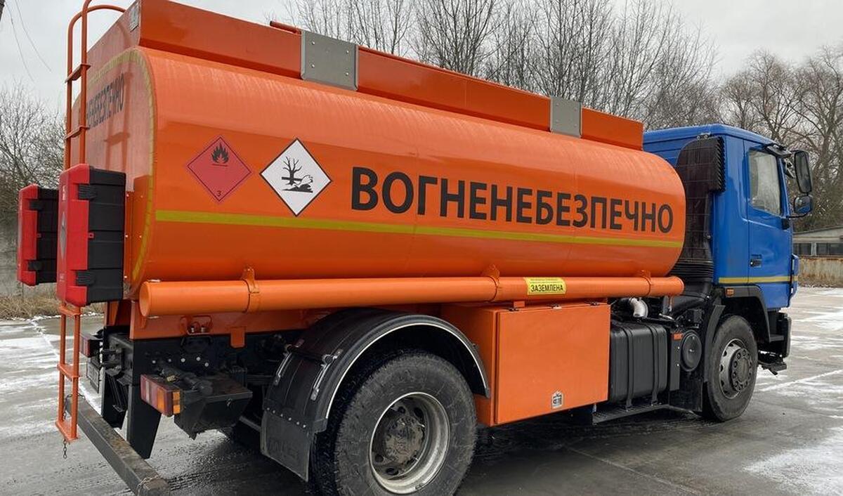 Польща без дозволів пропускатиме вантажівки з пальним до України