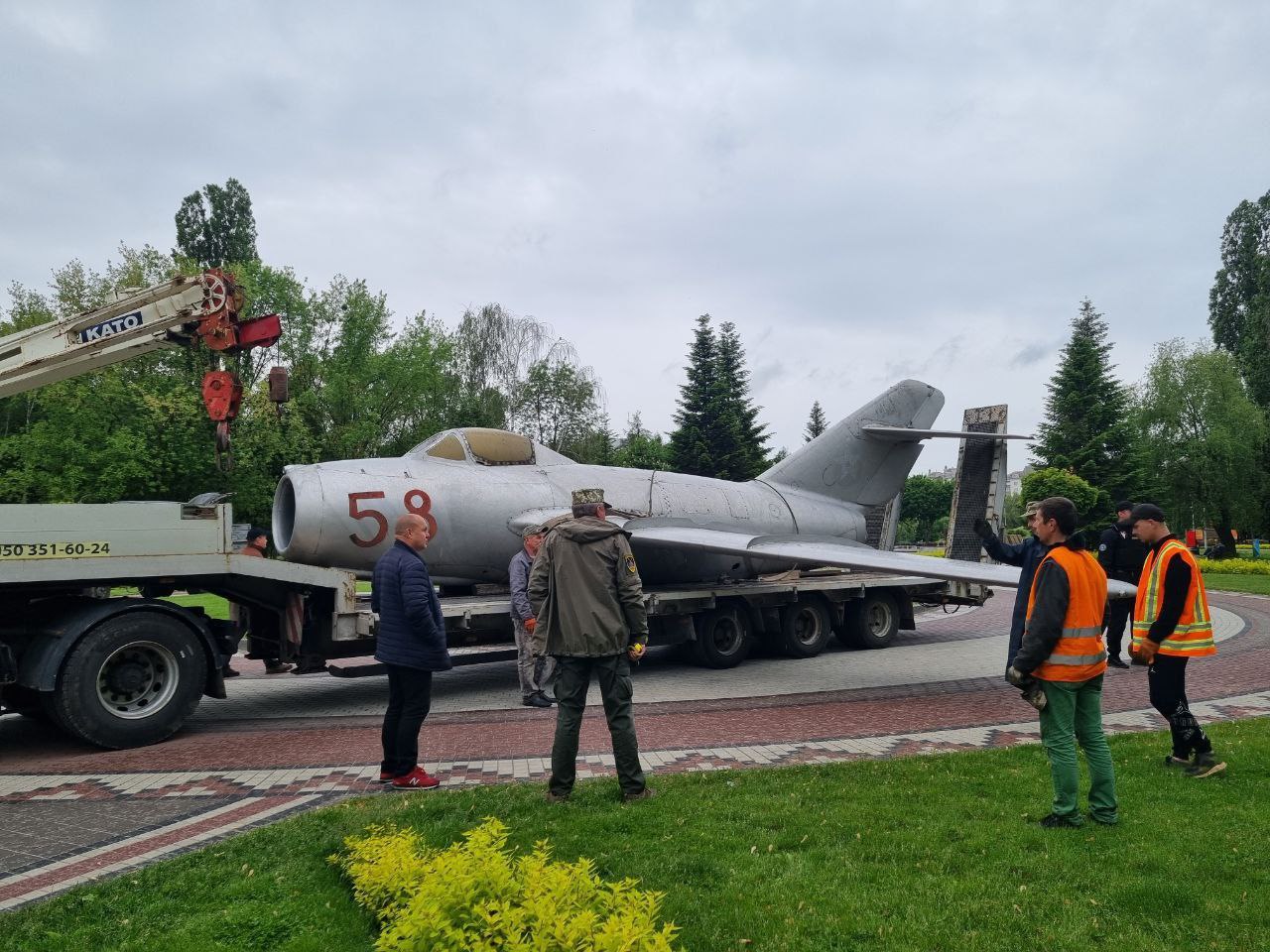 В Броварах на Київщині демонтують радянський літак