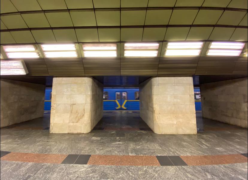 В Києві рух червоною лінією метро між станціями “Арсенальна” та Лівобережна” тимчасово відсутній