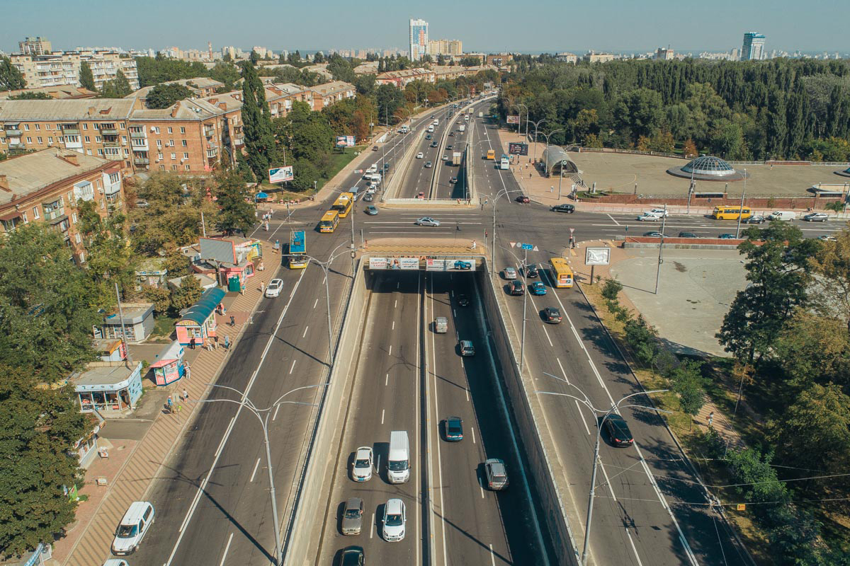 В Києві частково обмежено рух на вулиці Олеги Теліги: дорожники очищають зливостоки