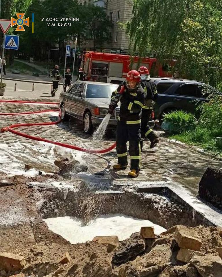 У Печерському районі столиці двоє робітників постраждали внаслідок загоряння газової труби