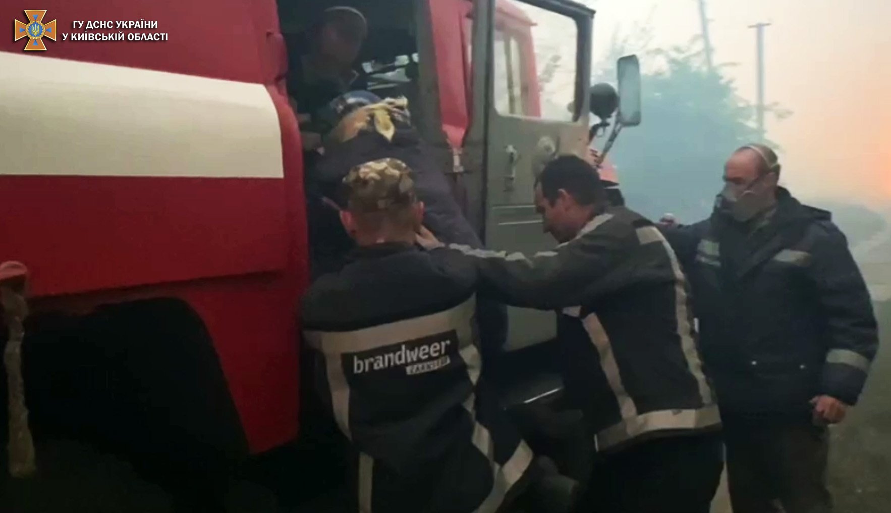 На Київщині бійці ДСНС врятували жінку під час лісової пожежі (фото, відео)
