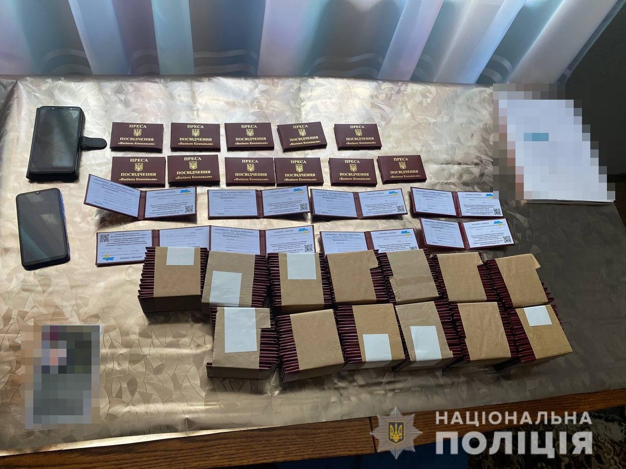 У Києві викрили підприємця, який виготовляв підроблені прескарти з начебто “акредитацією Міноборони” (фото, відео)