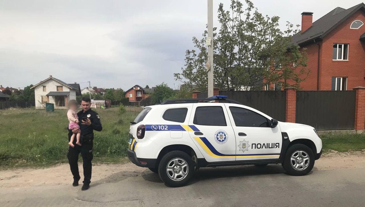 Поліцейський офіцер на Бучанщині повернув батькам зниклу дитину