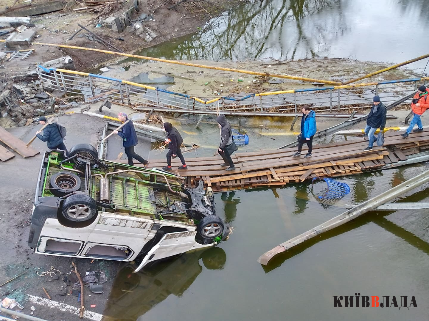 Через бойові дії на Київщині знищено 37 мостів, влада встановила 11 тимчасових переправ, - Кулеба