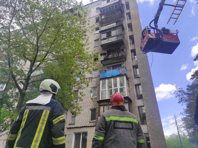 У Києві на ДВРЗ під час пожежі в багатоповерхівці рятувальники евакуювали 30 людей