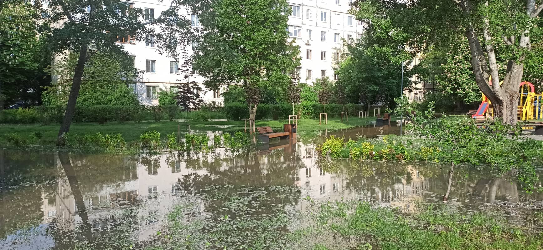 У Голосіївському районі столиці - прорив труби, залило водою території біля школи