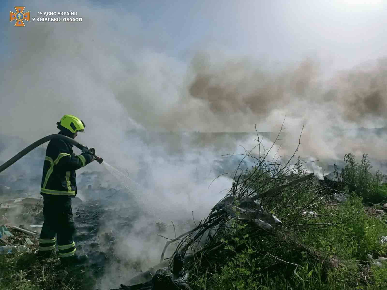 Поблизу Тарасівки на Київщині палало сміттєзвалище, з вогнем боролися 9 годин