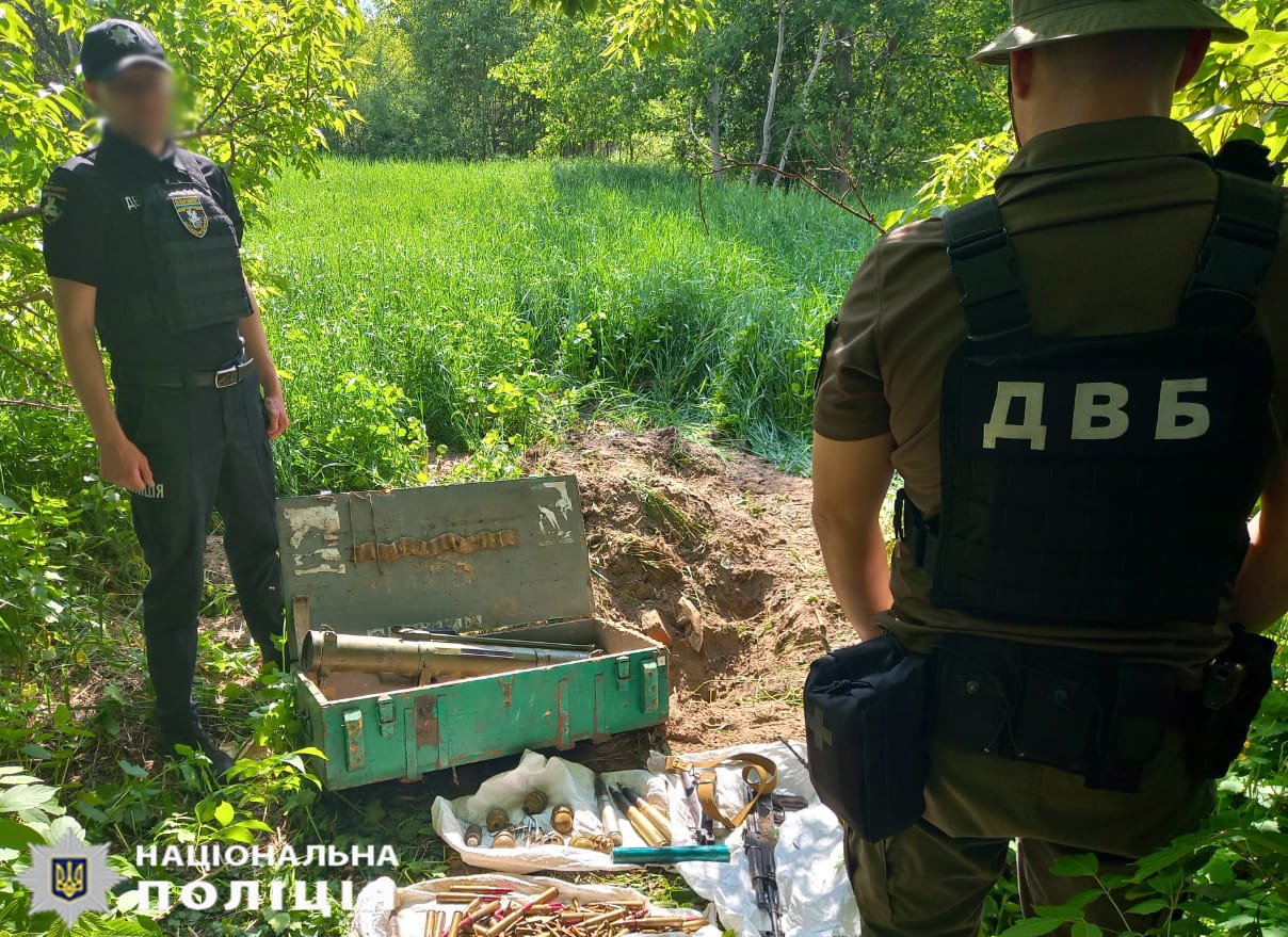 Під Мироцьким на Київщині правоохоронці виявили схрон з боєприпасами (фото)