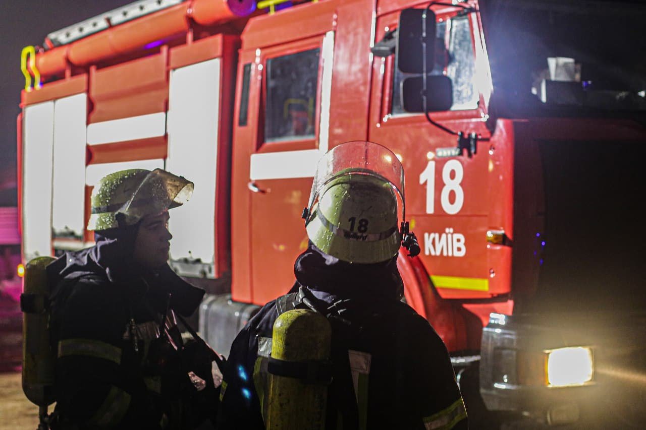 На Микільській Борщагівці в Києві при ліквідації пожежі з багатоповерхівки евакуювали 10 осіб