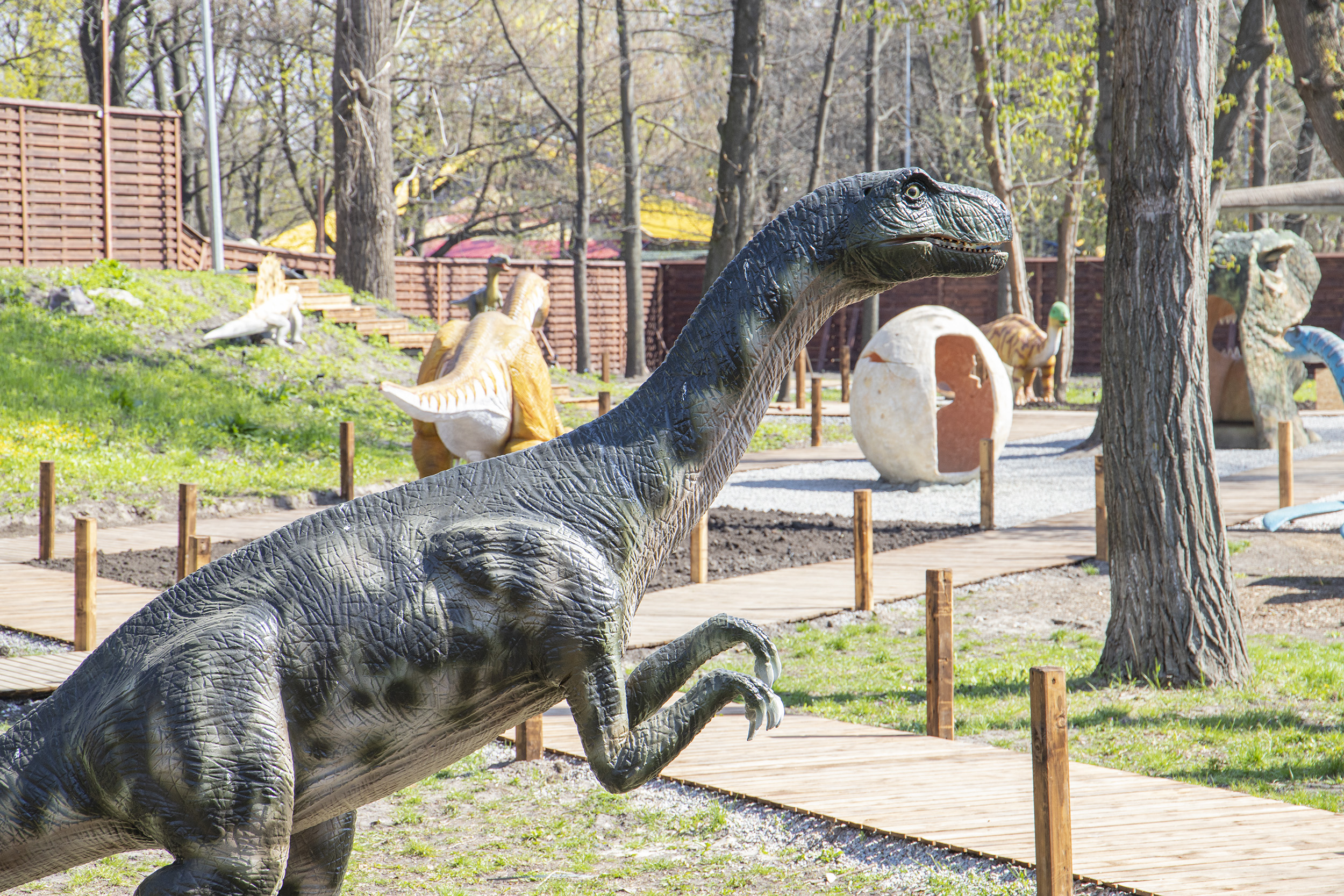 У столичному Гідропарку відкривають парк динозаврів та парк атракціонів