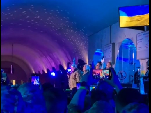 Вєрка Сердючка та Ніно Катамадзе дали концерт у київському метро (відео)