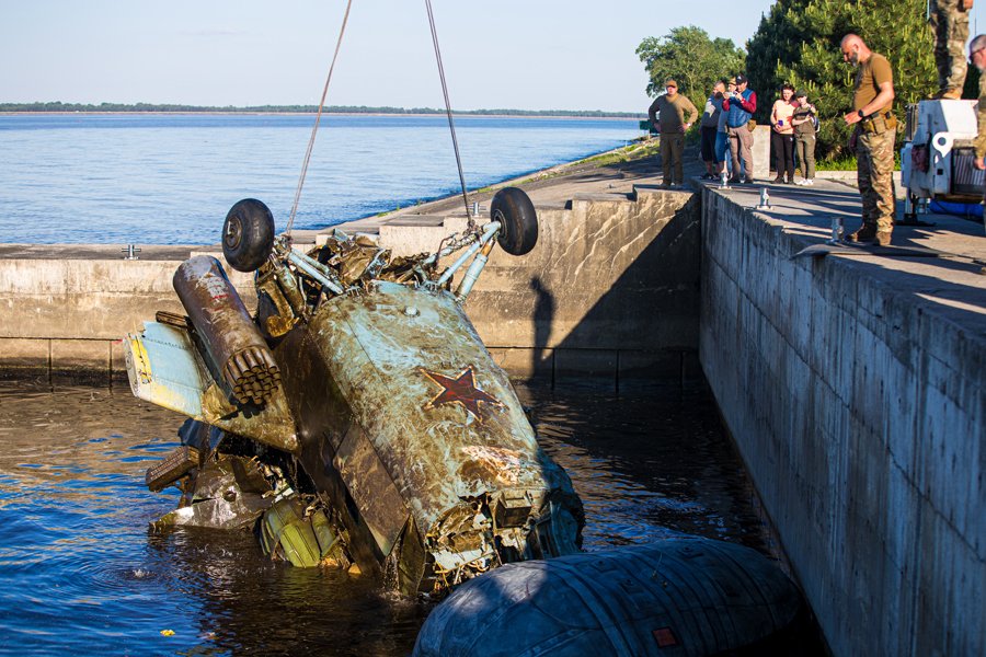 З дна Київського моря підняли збитий російський гелікоптер з екіпажем