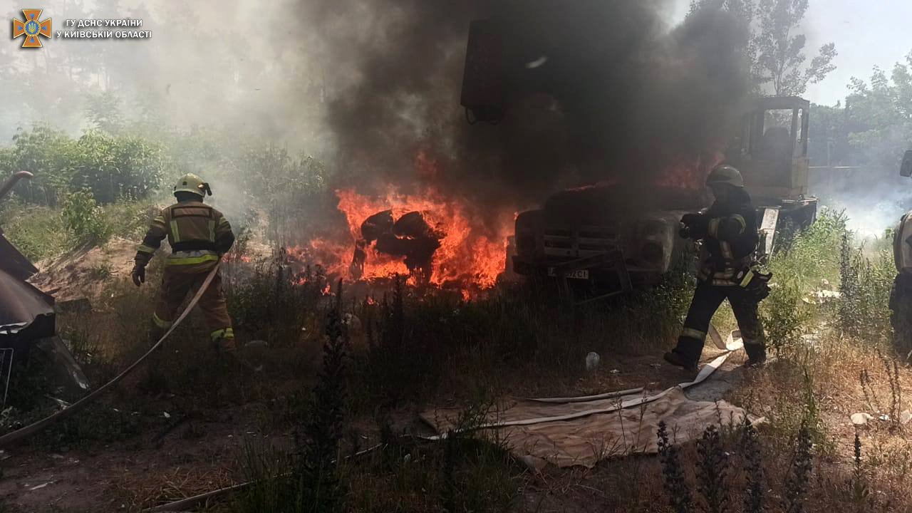 В Ірпені на Київщині внаслідок загорання трави спалахнула автотехніка (фото, відео)