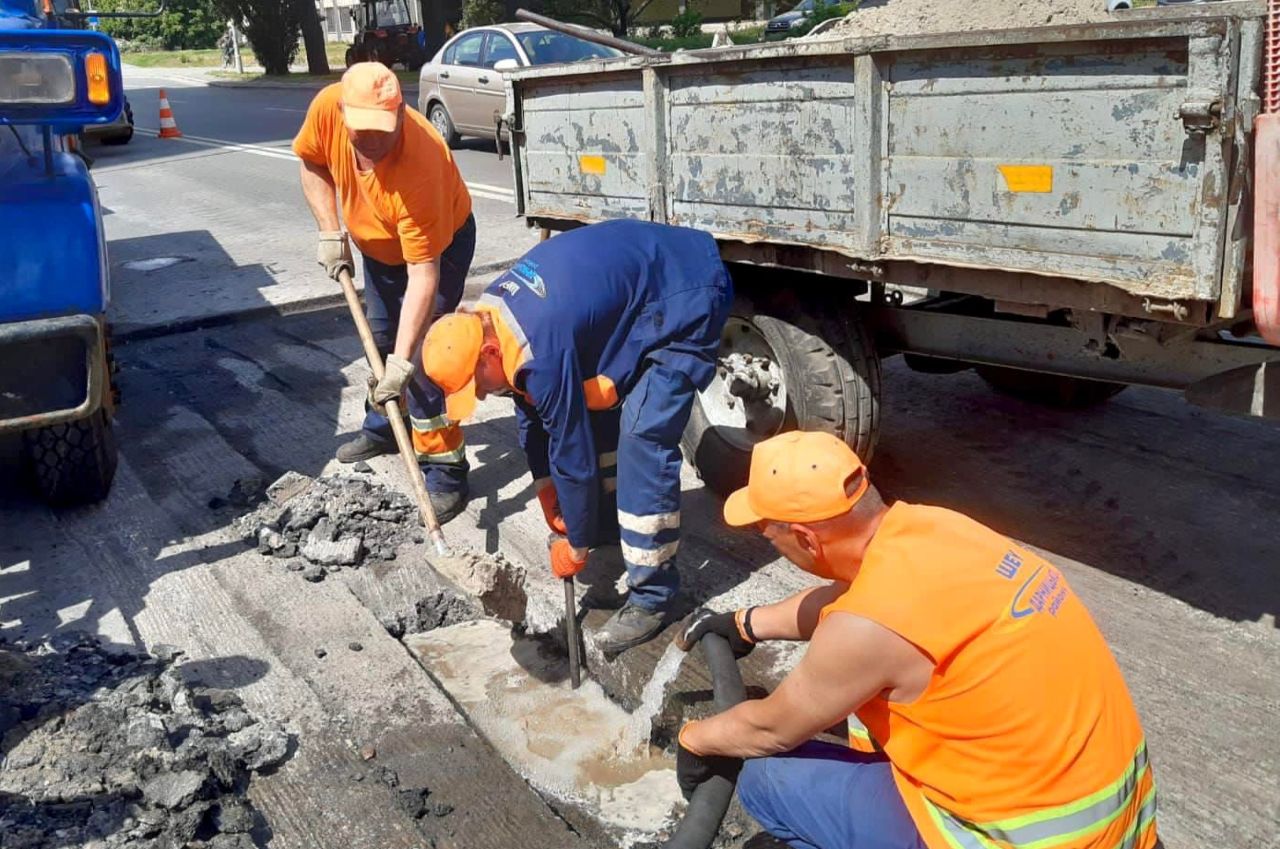 Столичні комунальники відновили ремонт дороги на вулиці Ентузіастів