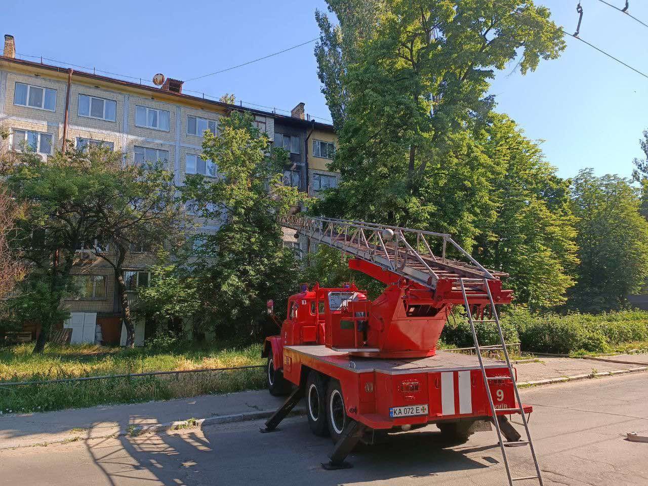 У Києві на Борщагівці при пожежі загинув чоловік, на Нивках пожежники врятували жінку з балкона палаючої квартири