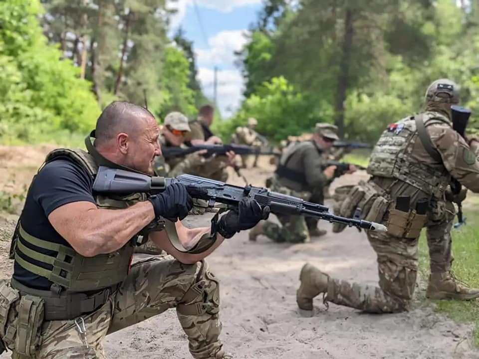 Противник продовжує безуспішно шукати слабкості в обороні Сєверодонецьку і готує наступ на Слов’янськ, - Генштаб