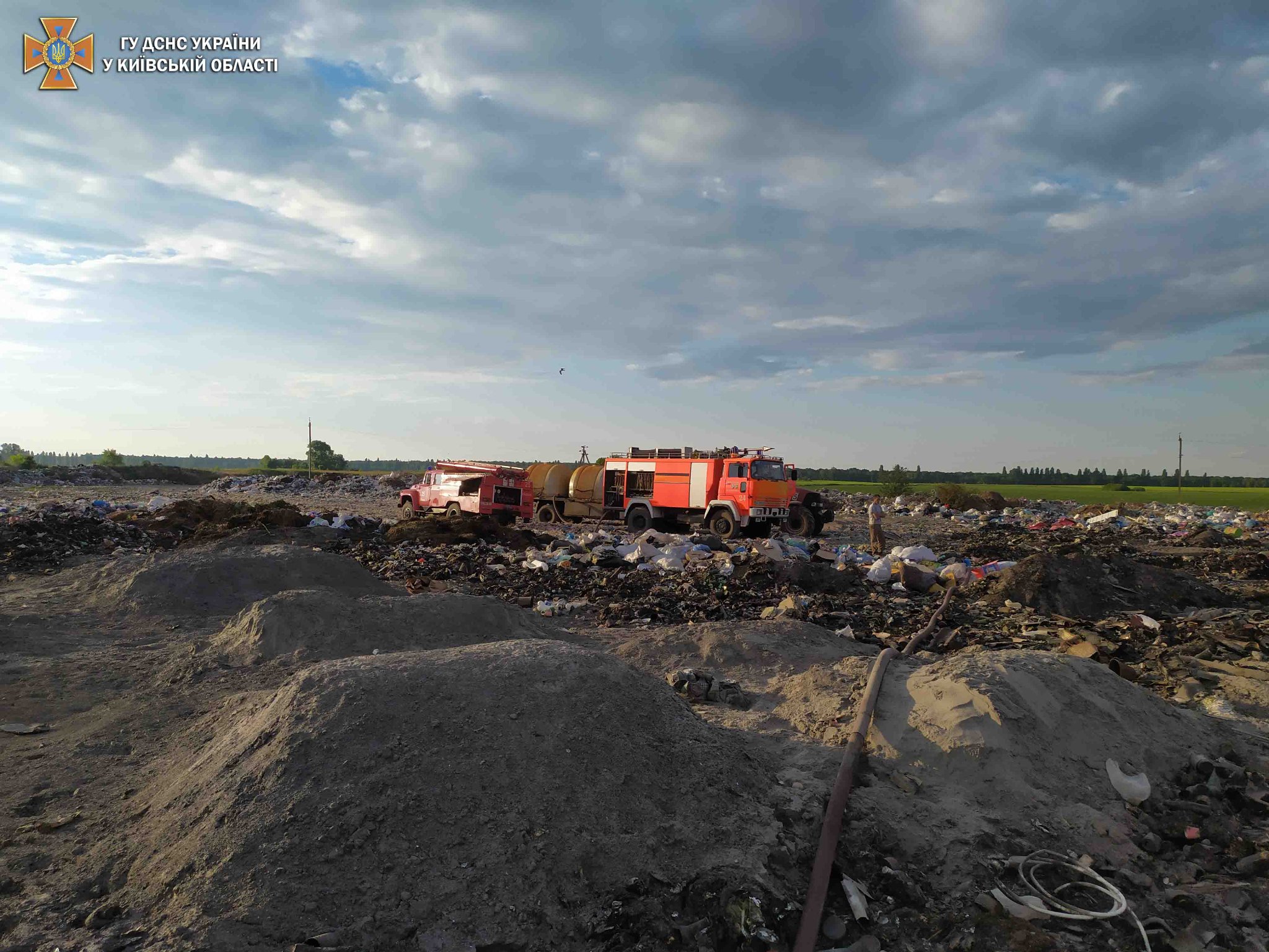 На Броварщині рятувальники за добу загасили пожежу на сміттєзвалищі