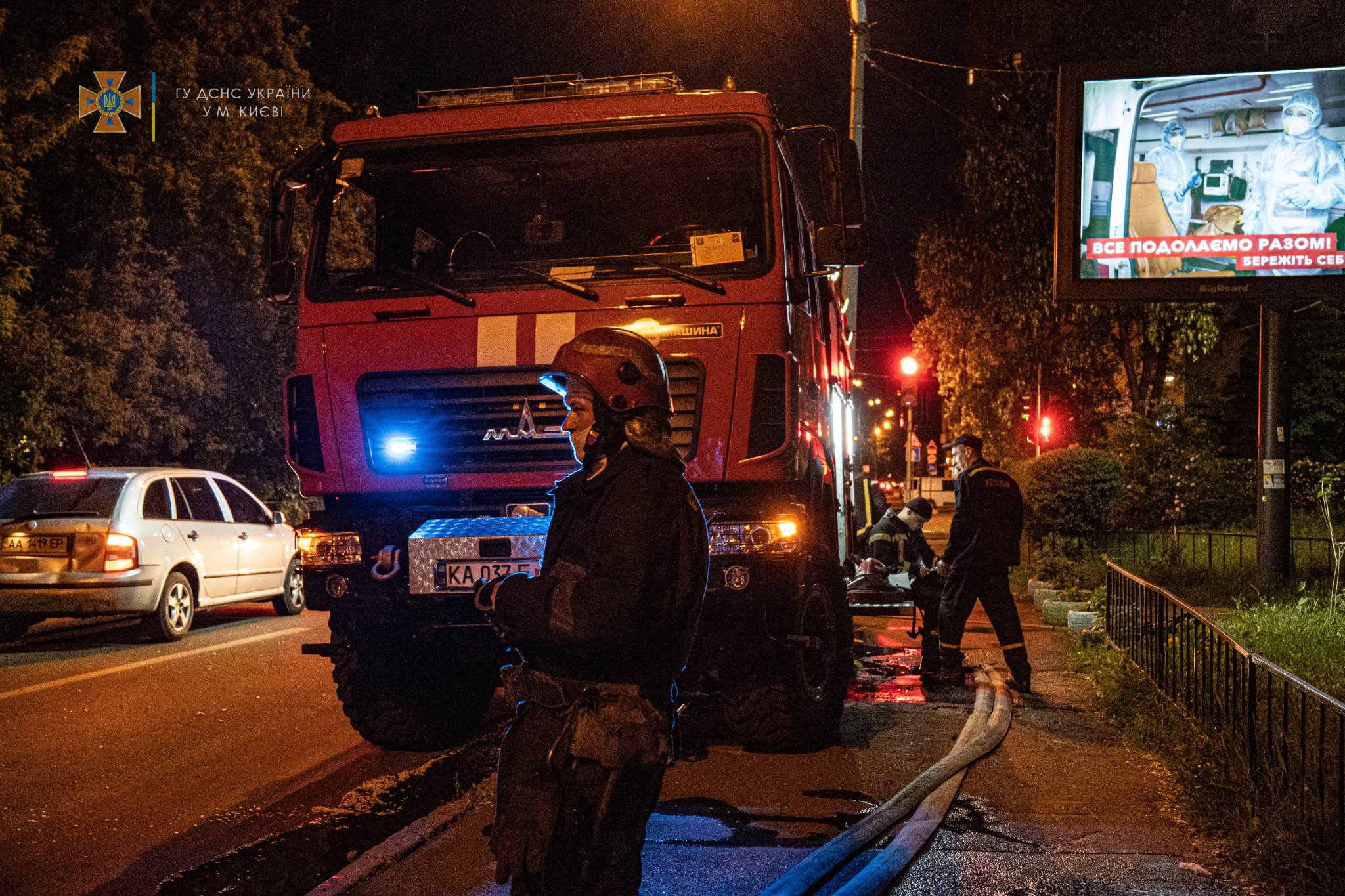 Під час ліквідації пожежі в Солом’янському районі Києва з гуртожитку евакуювали близько 40 осіб (фото)