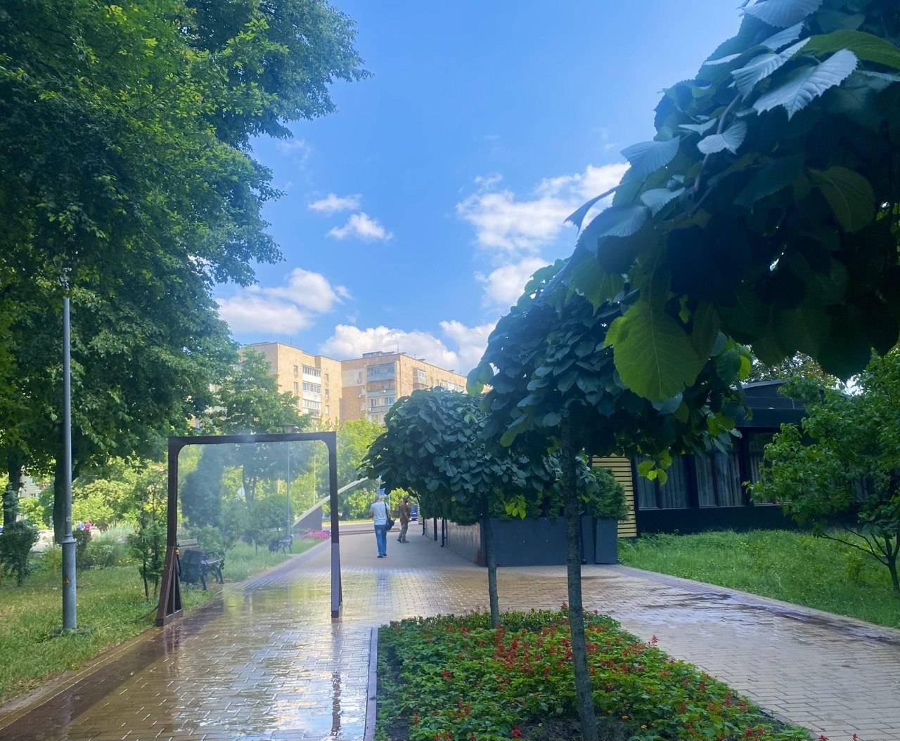 У київських парках встановили перші рамки-розпилювачі для порятунку від спеки