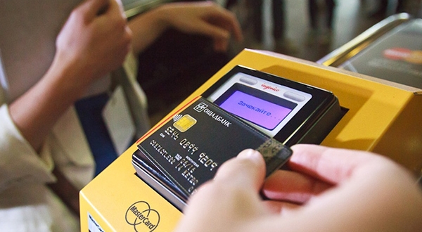 У столичному метро збій: не працює сервіс оплати банківськими картками