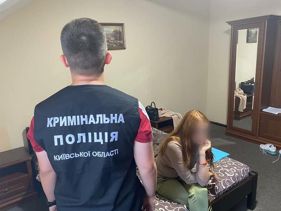 Правоохоронці викрили будинок розпусти в Броварському районі Київщини (фото)