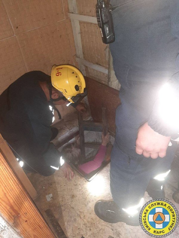 Працівники “Київської служби порятунку” зняли з дерева на Оболоні наркомана (фото)