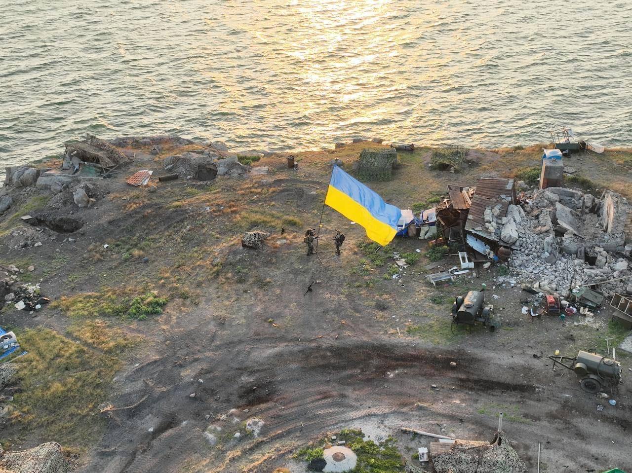 Над островом Зміїний знову замайорів український прапор (фото,відео)