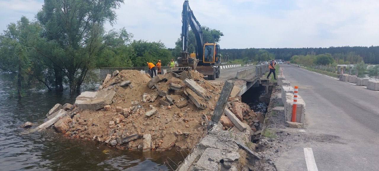 У Демидові на Київщині почалися роботи з відновлення зруйнованого мосту (фото, відео)