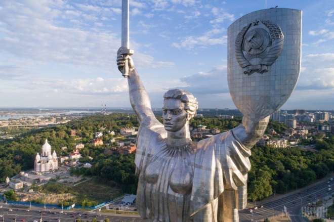 У застосунку “Дія” запустили опитування про долю герба СРСР на щиті монумента “Батьківщина-Мати” в Києві