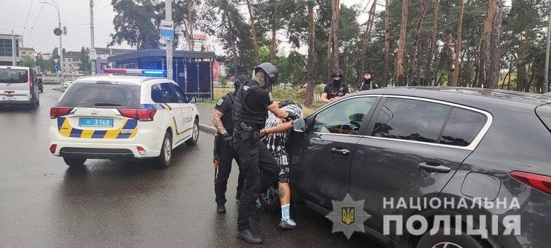 Чоловіка з кокаїном на півмільйона гривень затримали у Києві (фото. відео)