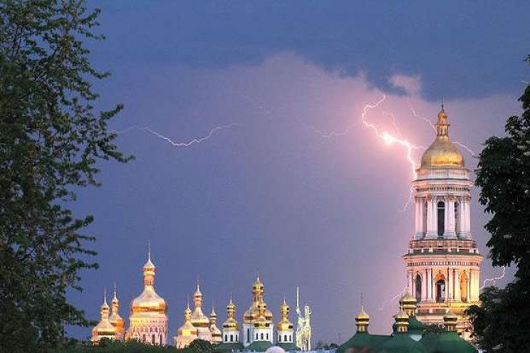 Завтра, 6 липня, у Києві очікується гроза з градом та шквалами вітру