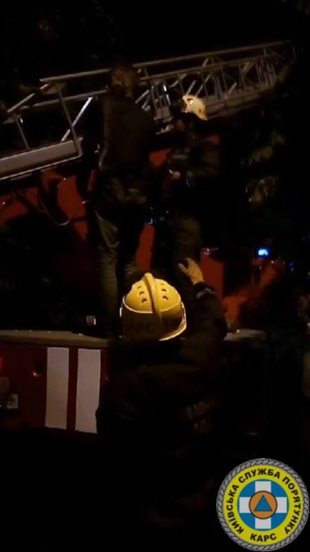 Працівники “Київської служби порятунку” зняли з дерева на Оболоні наркомана (фото)