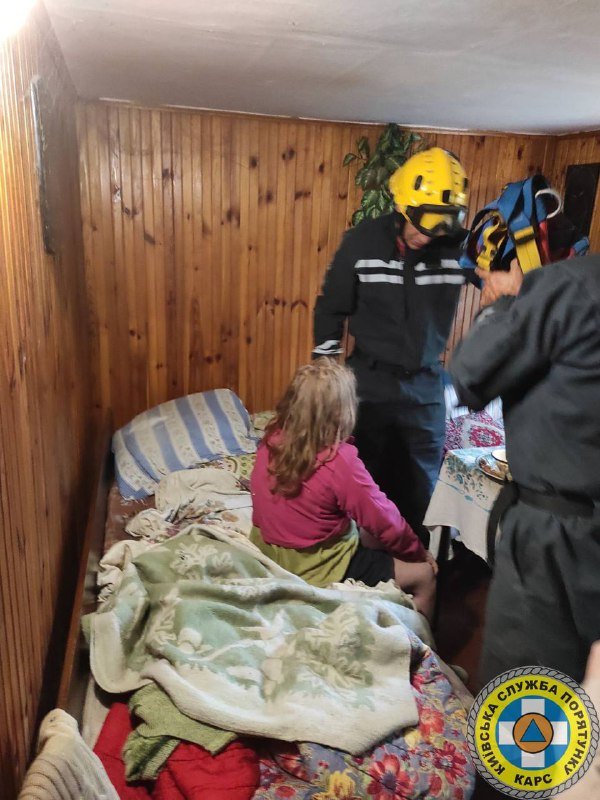 Працівники “Київської служби порятунку” зняли з дерева на Оболоні наркомана (фото)